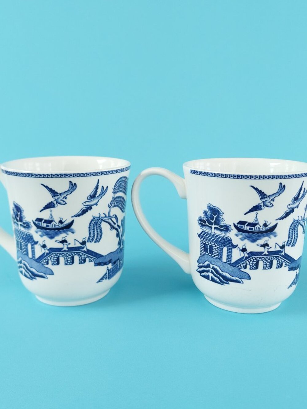 Set of 2 Vintage Made in England Blue Willow Coffee Mugs 10oz 3.75"